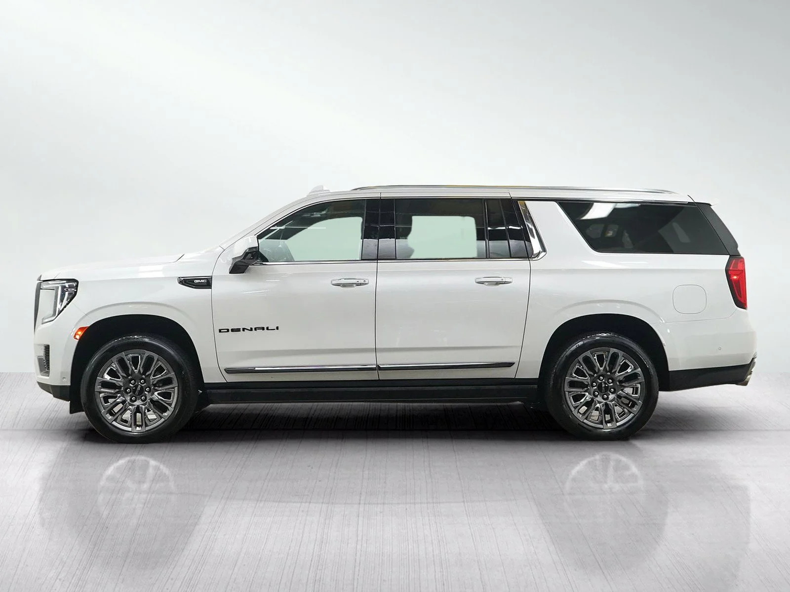Used 2023 White Frost Tricoat GMC Denali Ultimate image 2