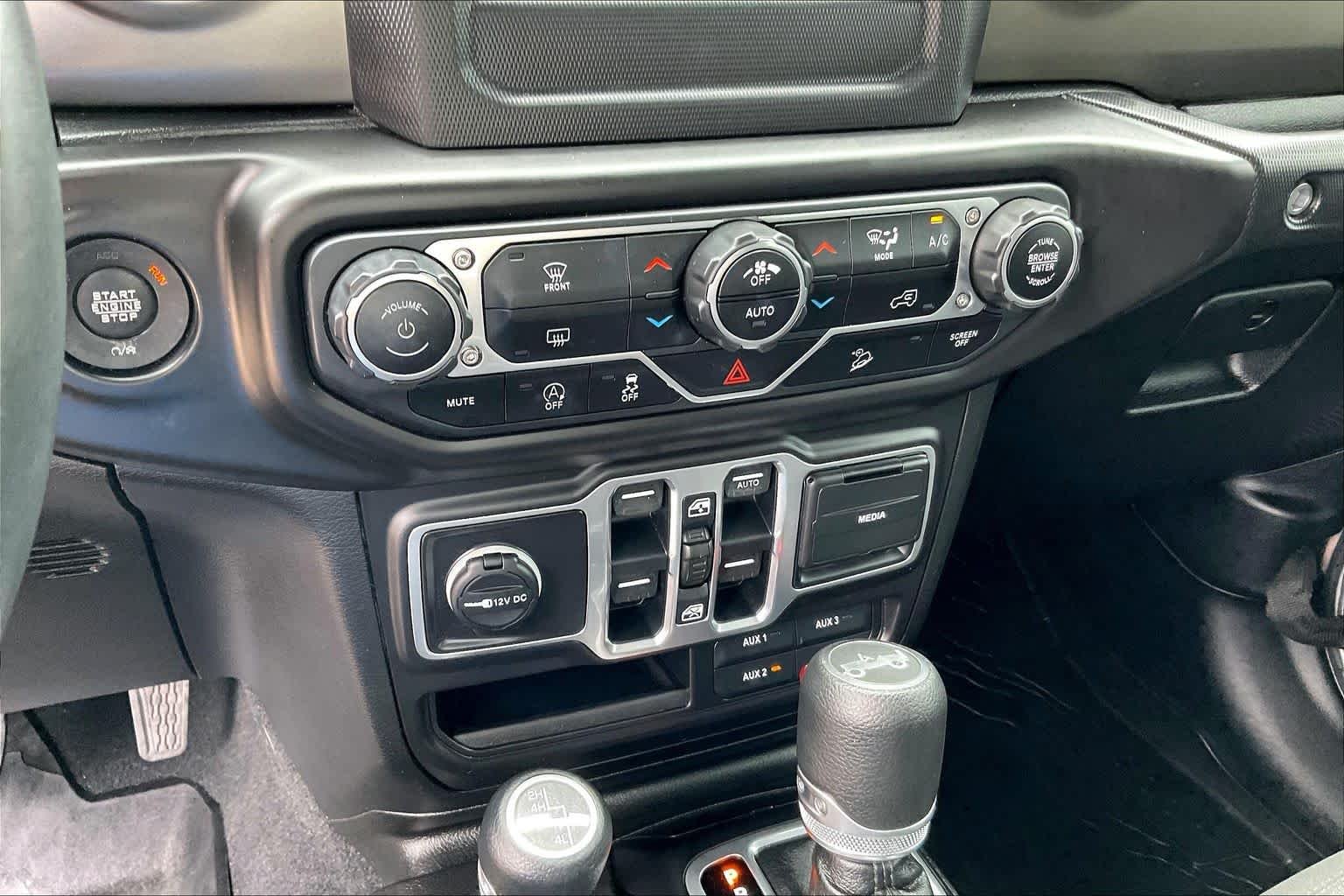 Used 2018 Billet Silver Metallic Clearcoat Jeep Sport S image 31