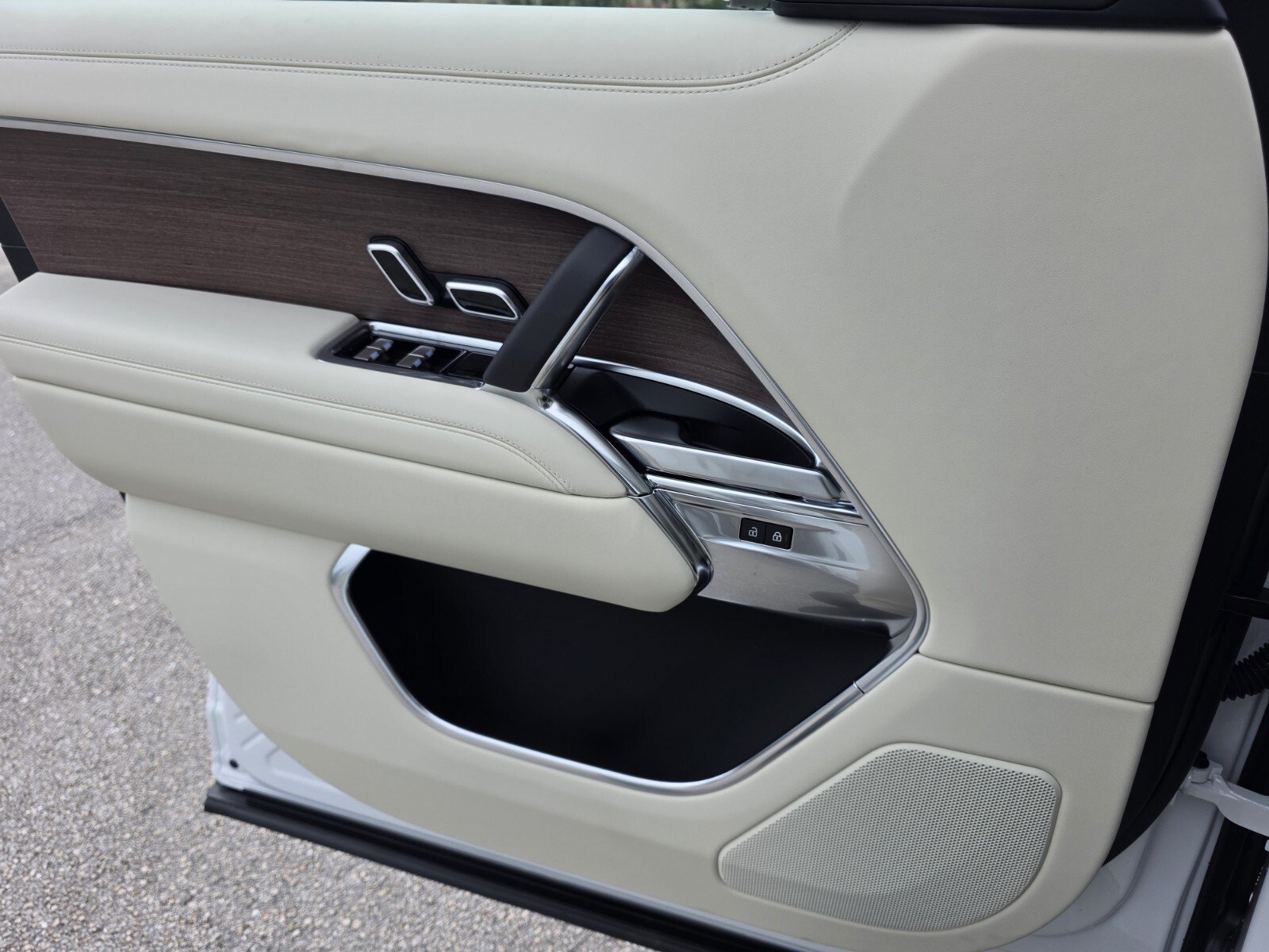 New 2026 Fuji White Land Rover P400 SE image 17