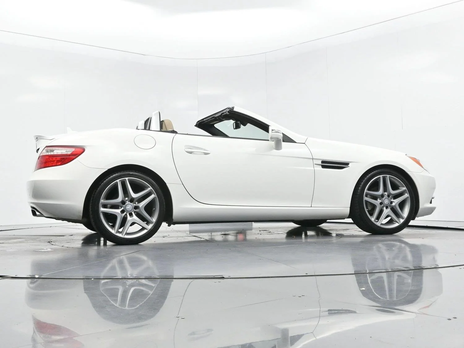 Used 2015 White Mercedes-Benz SLK 250 image 46