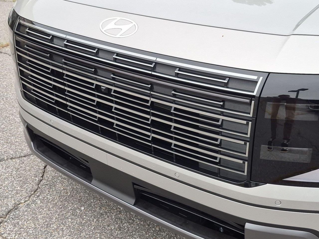 New 2027 Shimmering Silver Hyundai SEL Premium FWD image 12