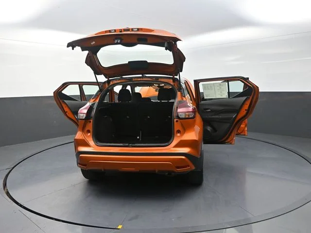 Used 2022 Orange Nissan SV image 34