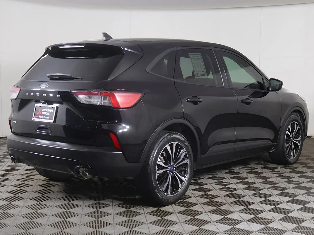 Used 2022 Black Ford SE image 8