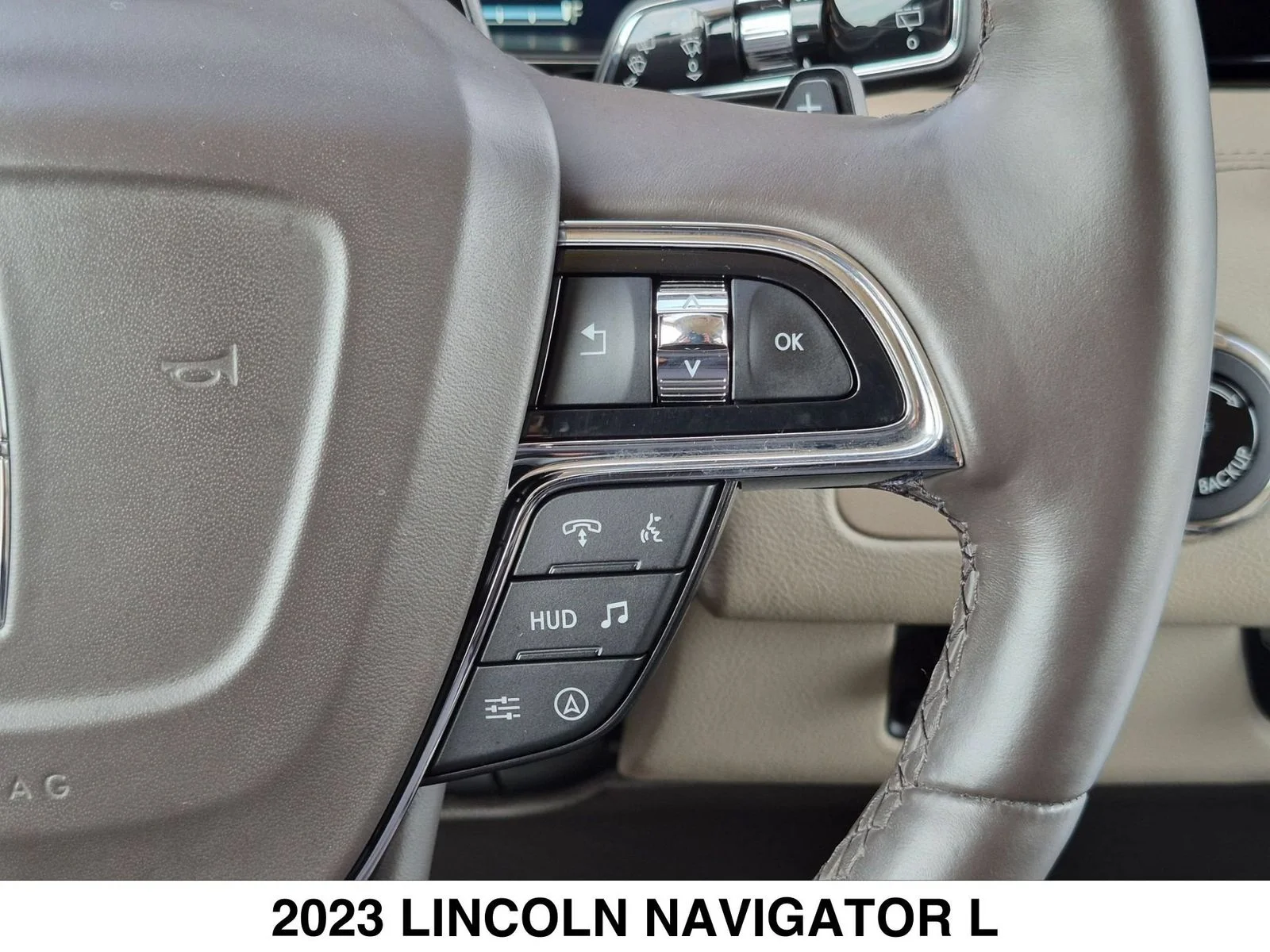 Used 2023 White Lincoln Reserve image 15