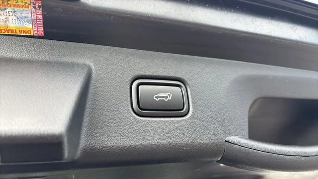 Used 2025 Black Hyundai SEL Convenience image 33