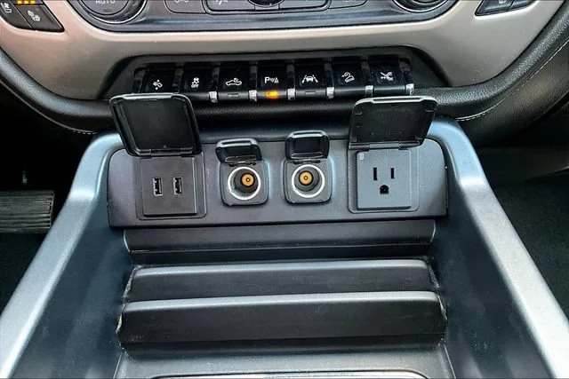 Used 2018 WHITE FROST TRICOAT GMC Denali image 17