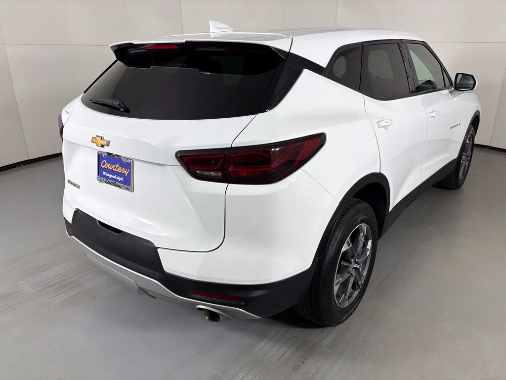 Used 2025 Summit White Chevrolet LT image 9