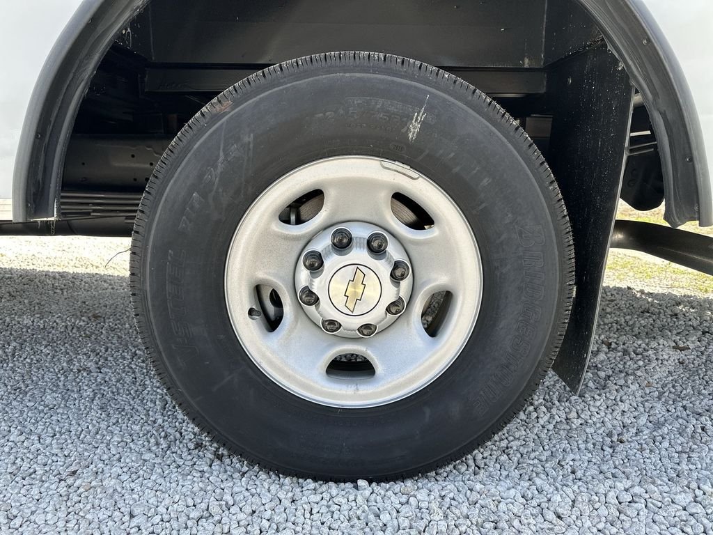New 2025 Summit White Chevrolet 1WT image 29