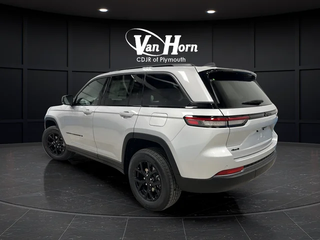 New 2026 Silver Zynith Exterior Paint Jeep Altitude image 5