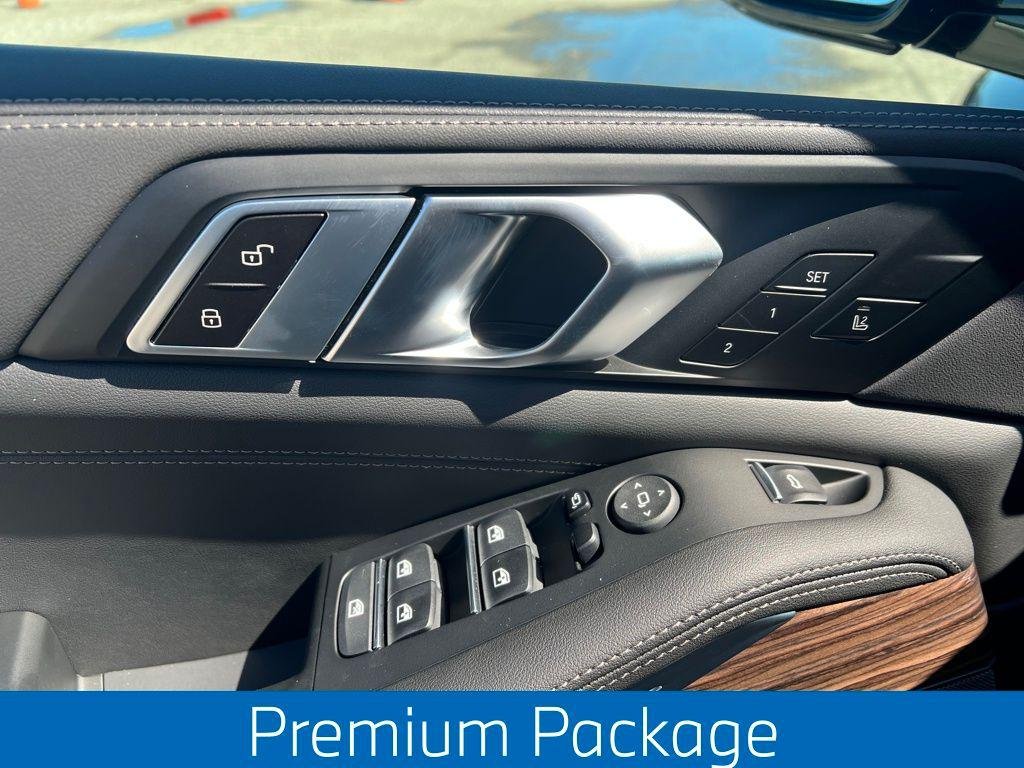 New 2026 Black Sapphire Metallic BMW xDrive40i image 5