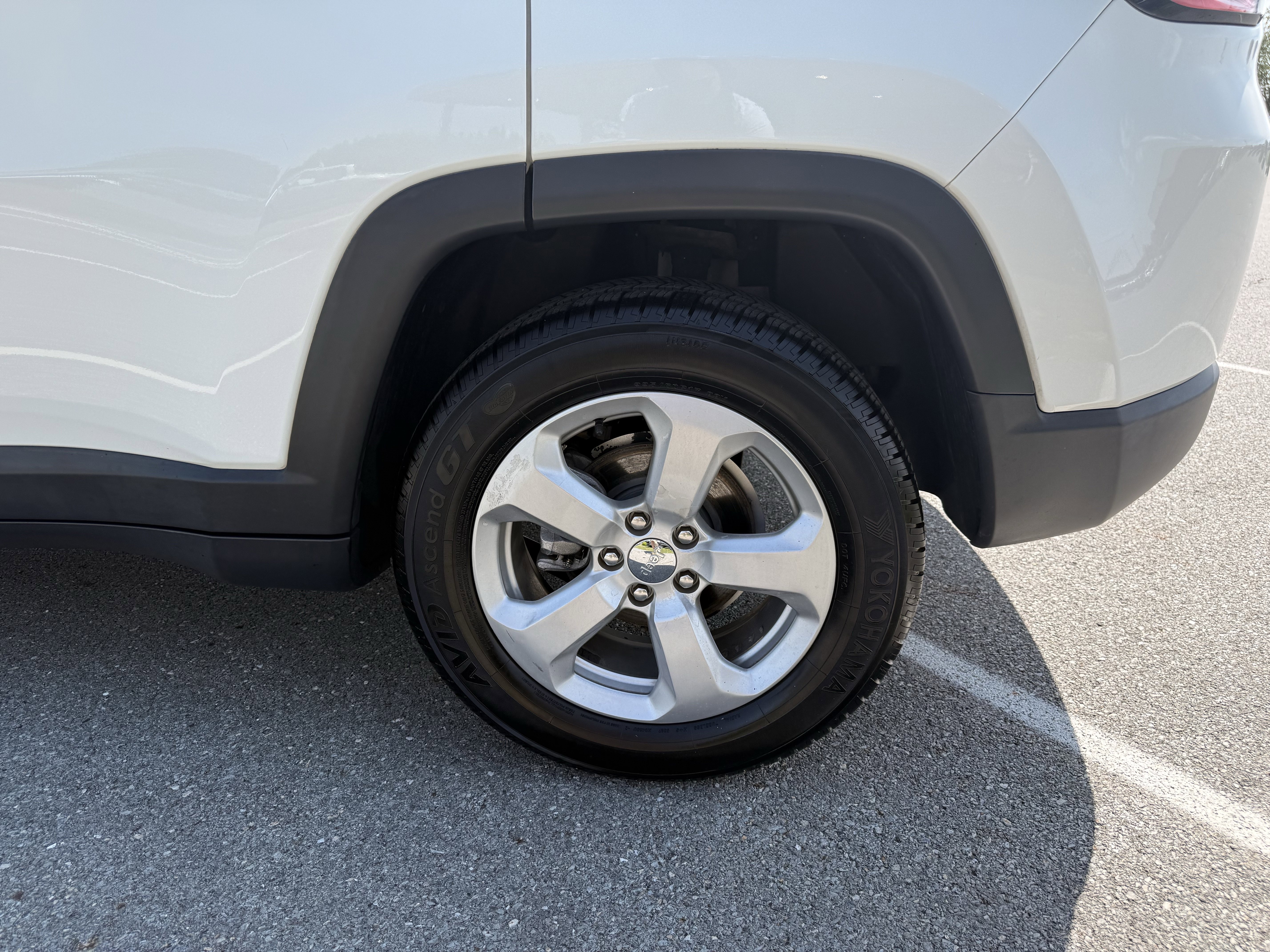 Used 2018 White Clearcoat Jeep Latitude image 43