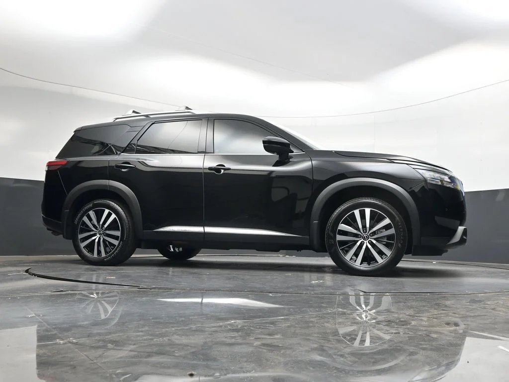 Used 2025 Black Nissan Platinum image 37