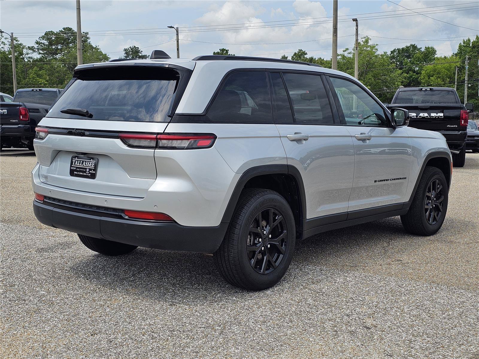 Used 2024 Silver Zynith Jeep Altitude image 8