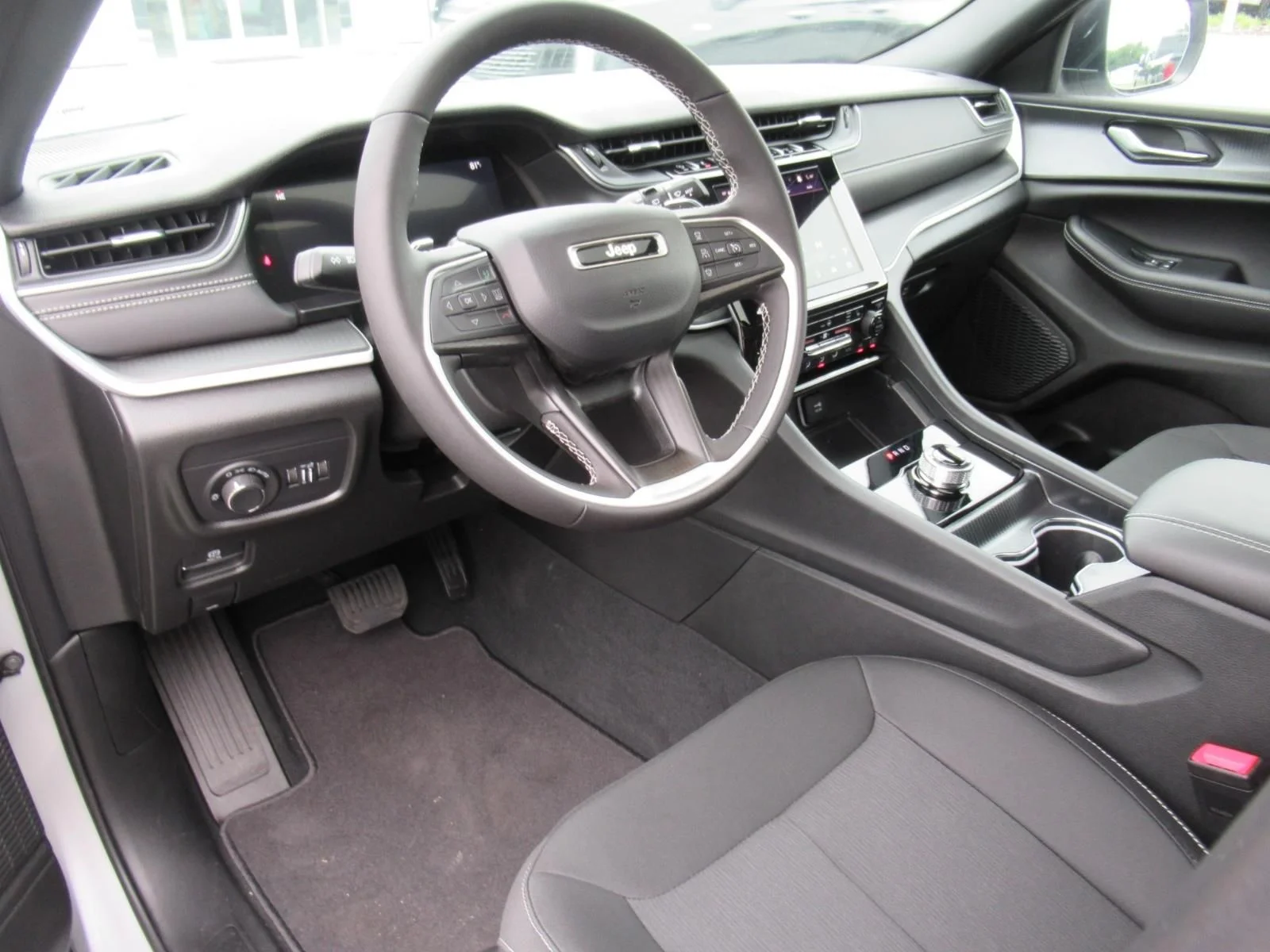 New 2026 Silver Zynith Exterior Paint Jeep Laredo X image 13