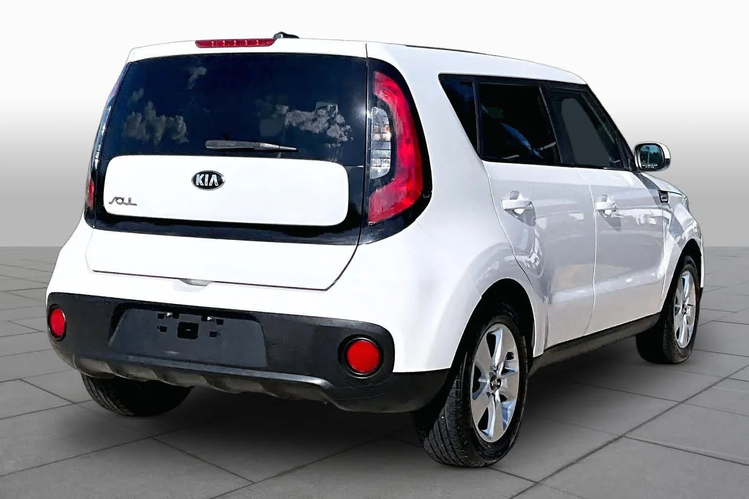 Used 2018 Clear White Kia Base image 12