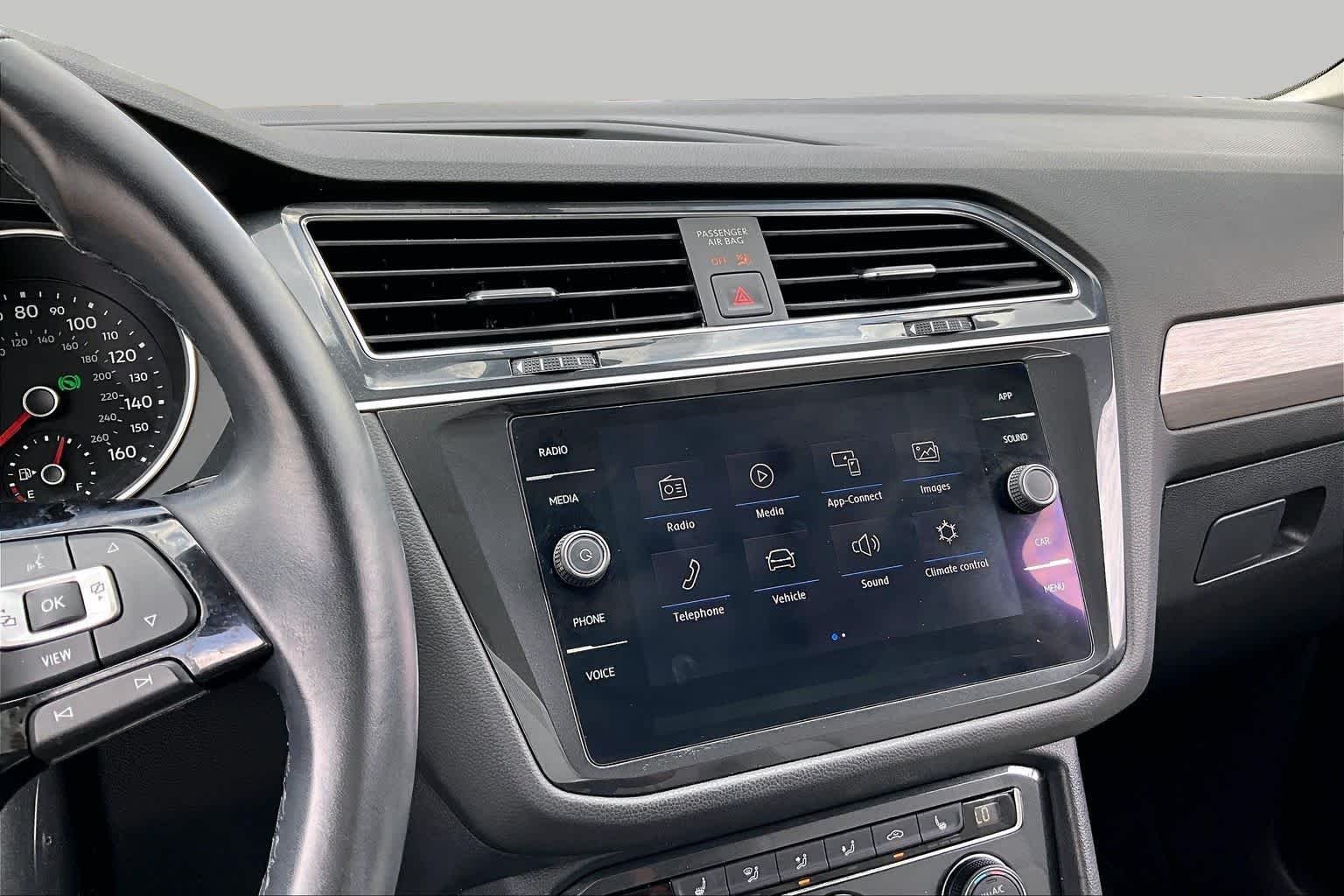 Used 2019 Platinum Gray Metallic Volkswagen SE image 6