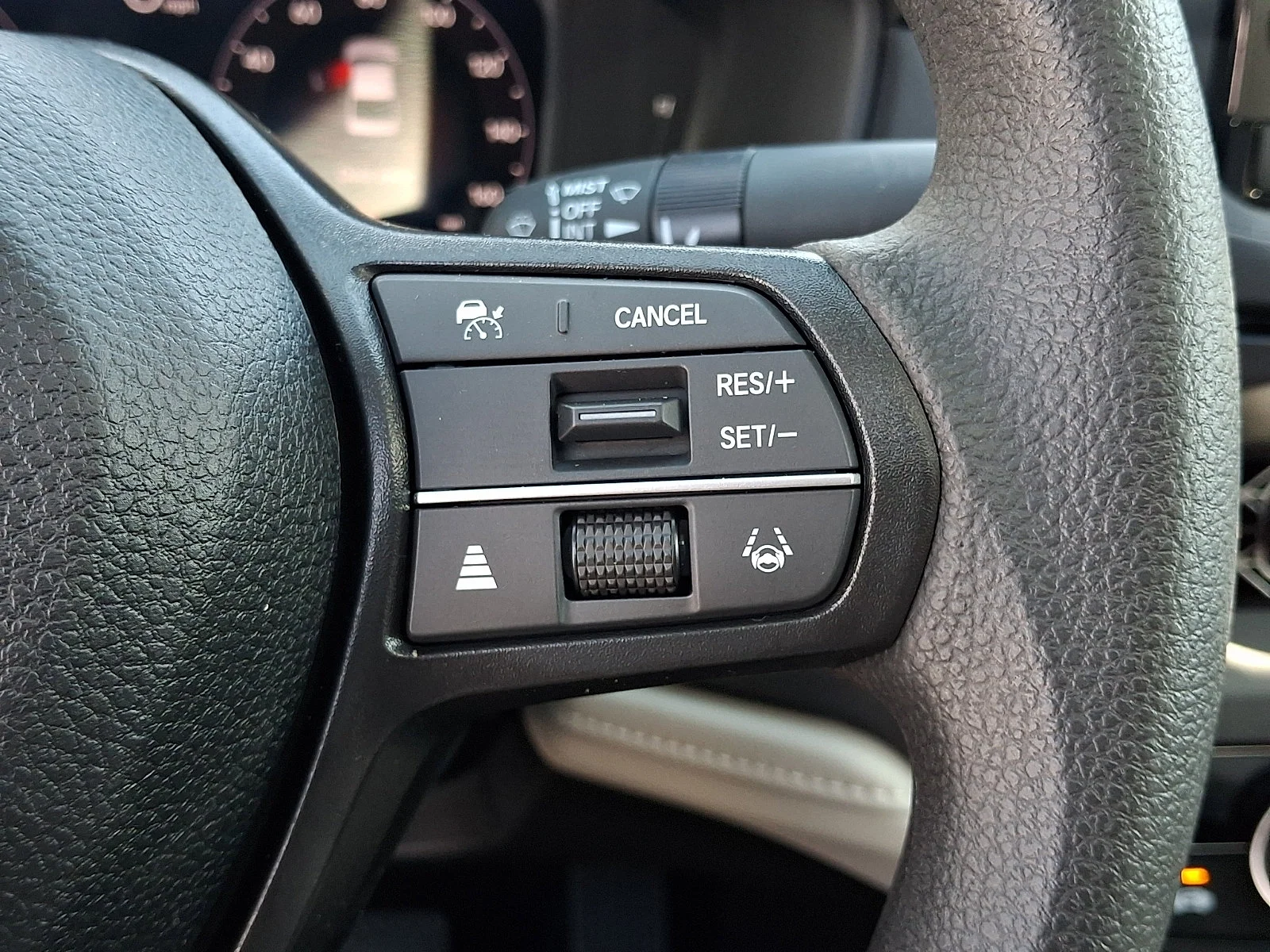 Used 2025 Platinum White Pearl Honda SE image 23
