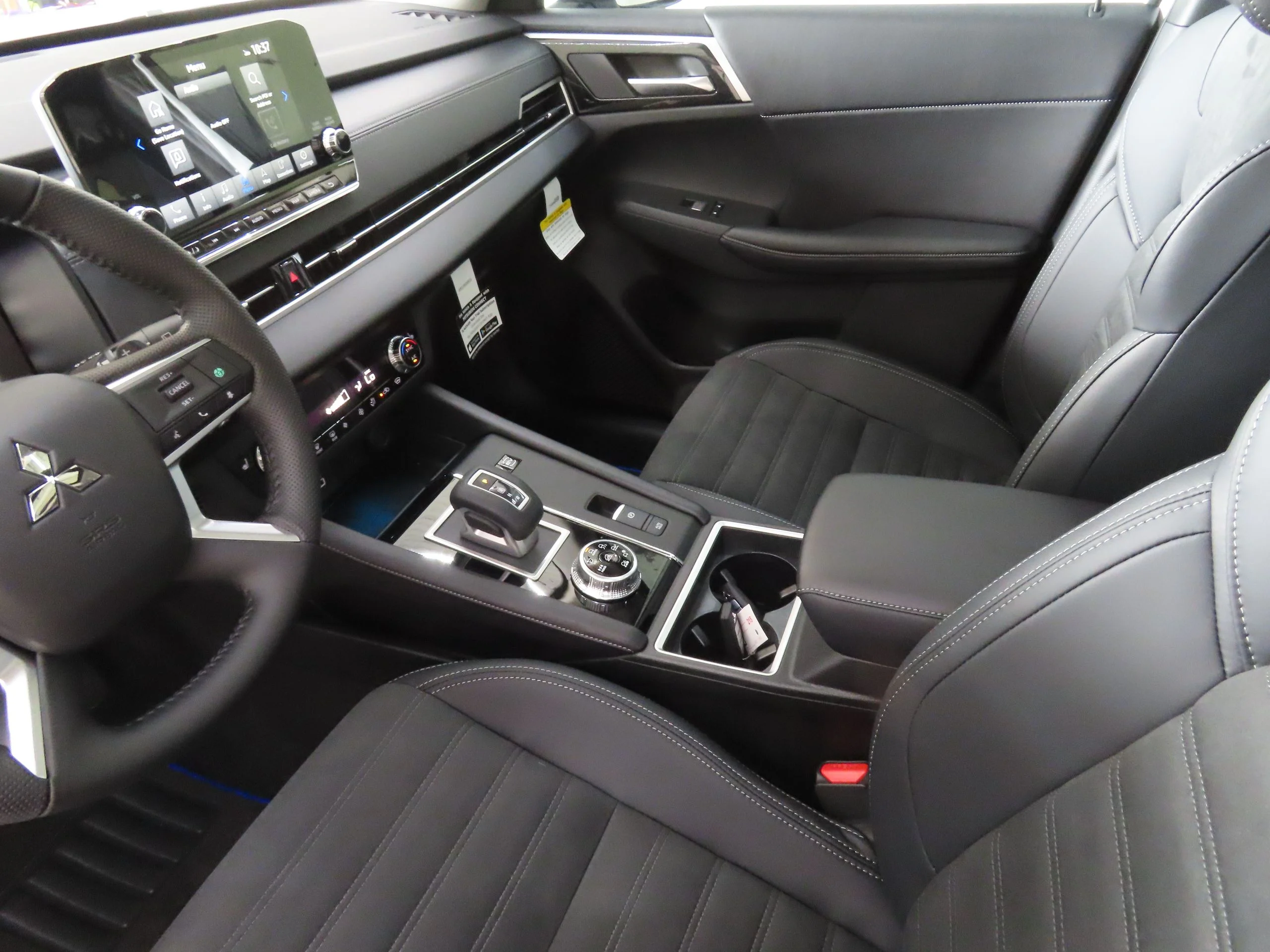 2025 Mitsubishi Outlander Plug-in Hybrid SE - Photo 20