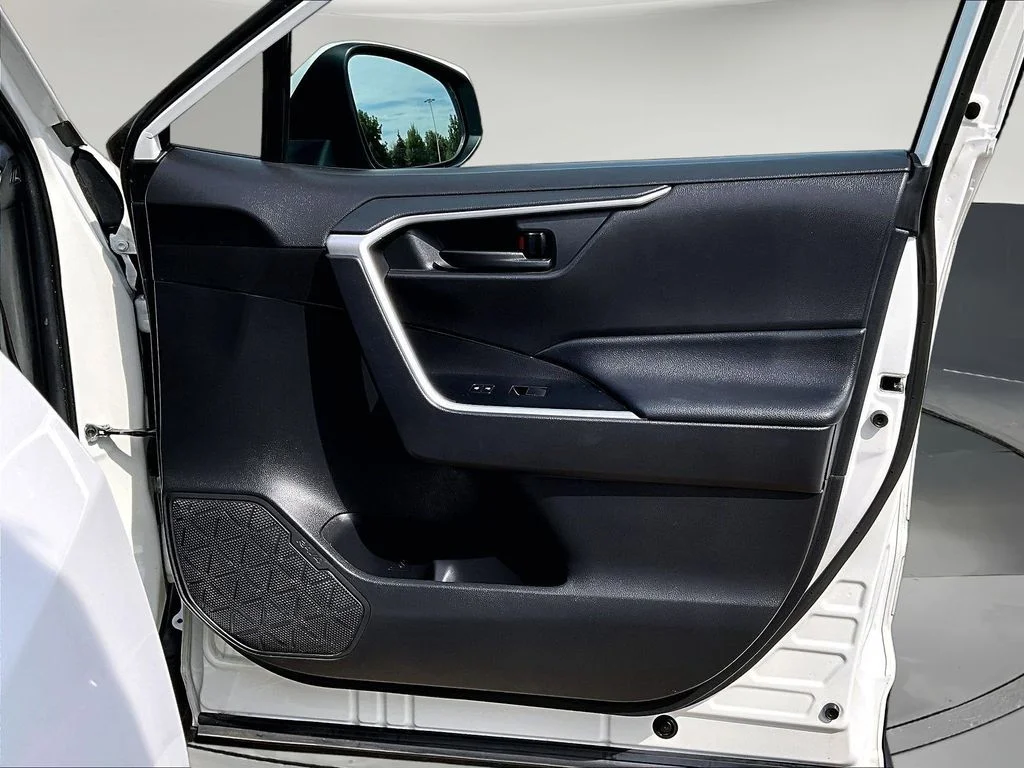 2021 Toyota RAV4 LE - Photo 32