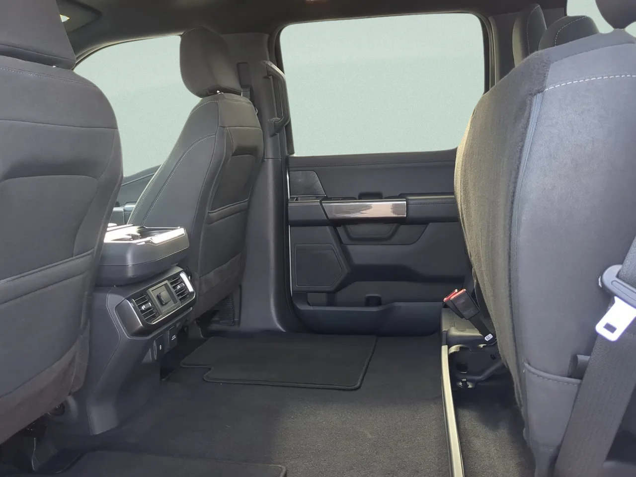 Used 2023 Avalanche Gray Ford XLT image 11