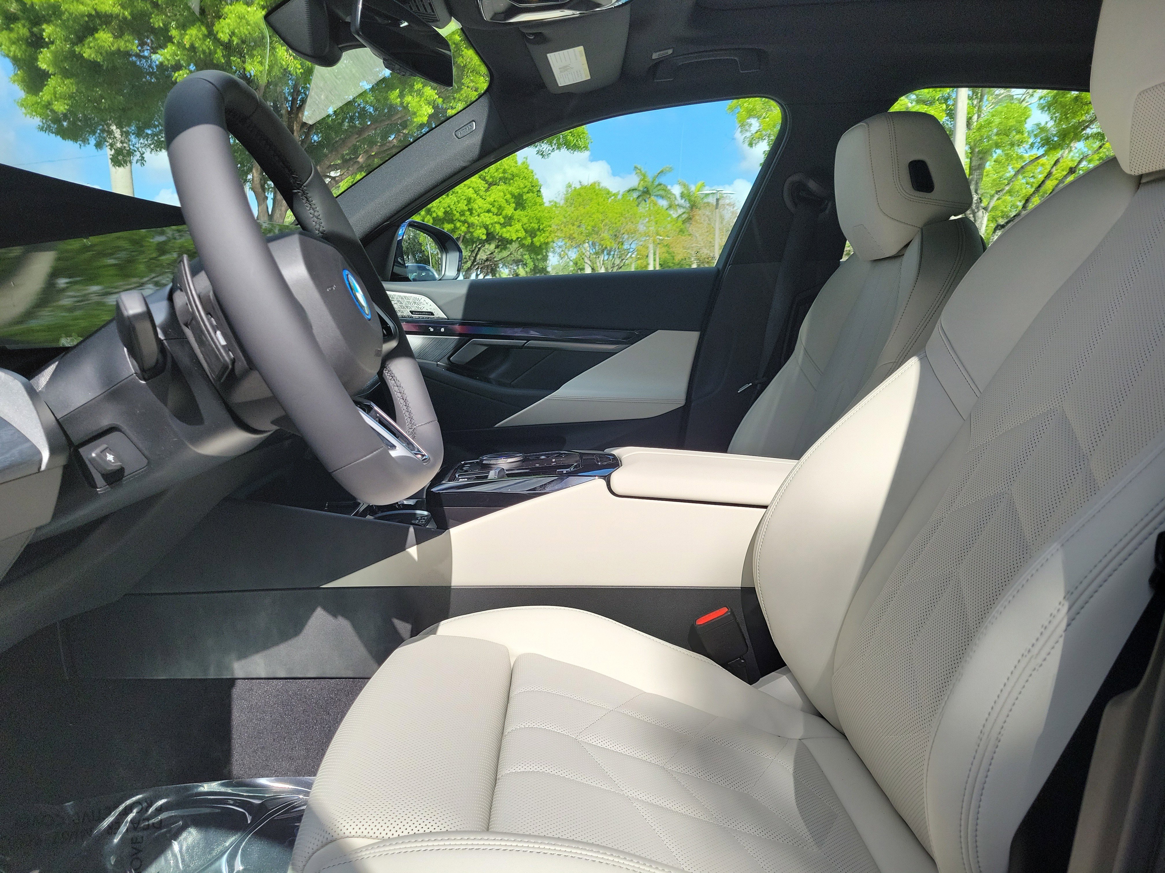 New 2027 Tanzanite Blue II Metallic BMW 550e xDrive image 15