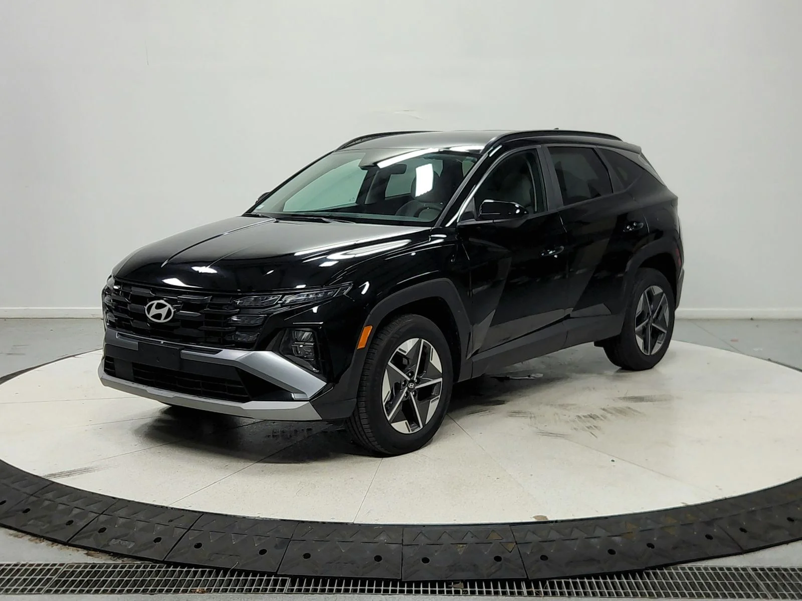 Used 2025 Phantom Black Hyundai SEL image 4