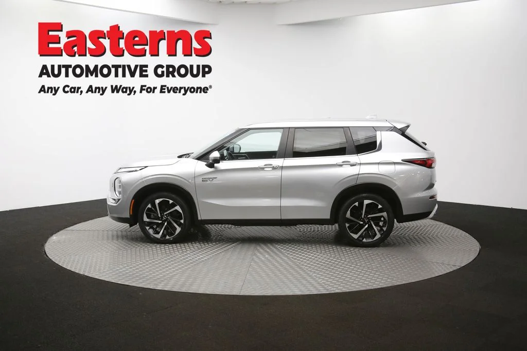 Used 2023 Silver Mitsubishi SE image 58