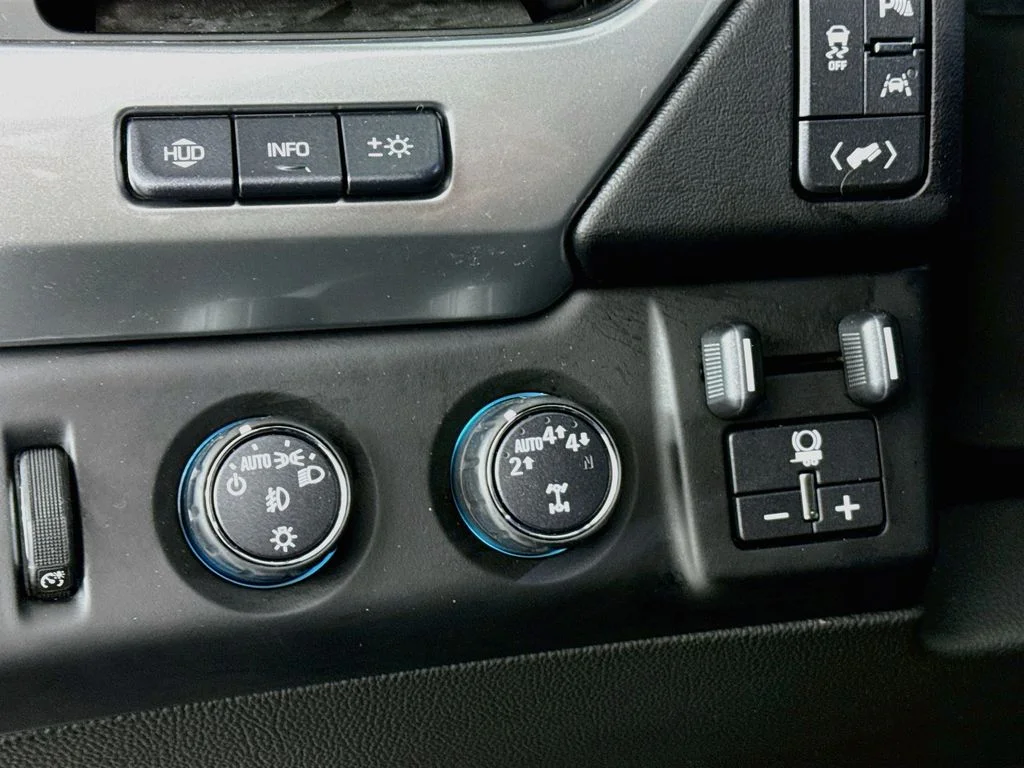 Used 2018 Silver Ice Metallic Chevrolet Premier image 11