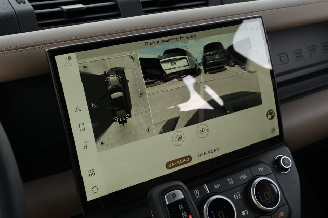 New 2026 Santorini Black Land Rover X-Dynamic SE image 26