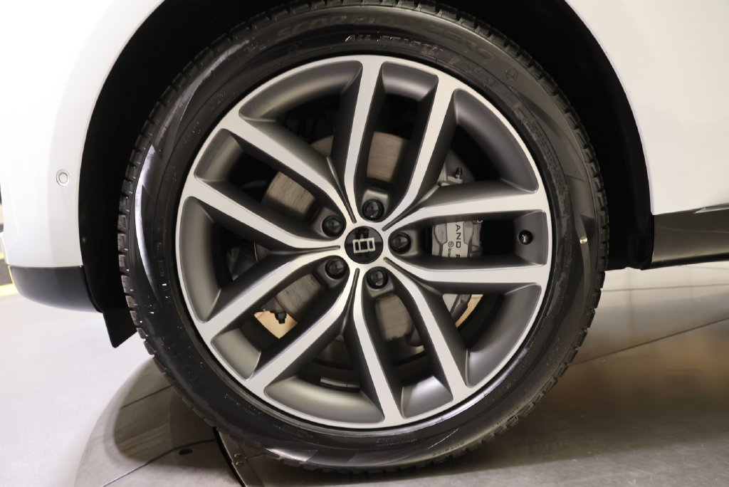 New 2027 Fuji White Land Rover SE image 9