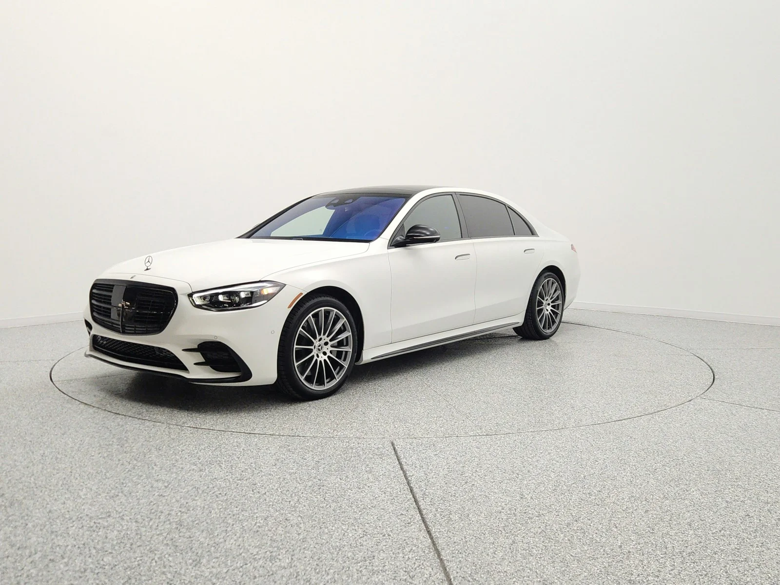 Used 2025 MANUFAKTUR Moonlight White Metallic Mercedes-Benz S 580 4MATIC® Sedan image 1