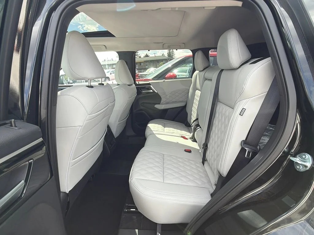 New 2025 Black Diamond Mitsubishi SEL image 23