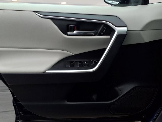 Used 2021  Toyota XLE Premium image 18