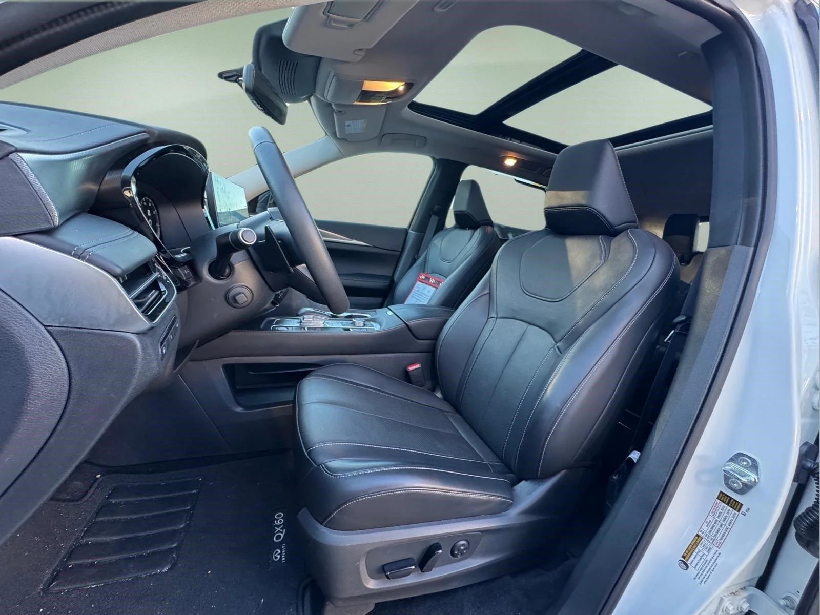 Used 2025 Majestic White INFINITI LUXE image 21