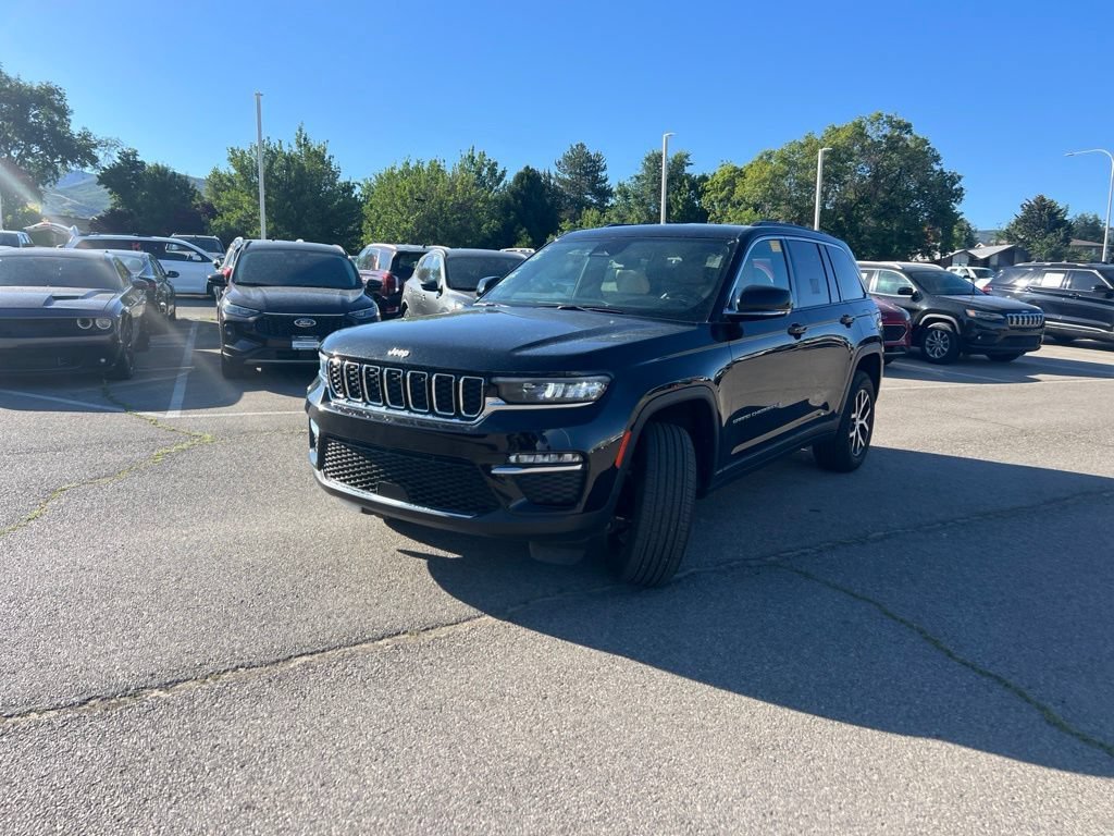 Used 2024 Diamond Black Crystal Pearlcoat Jeep Limited image 17