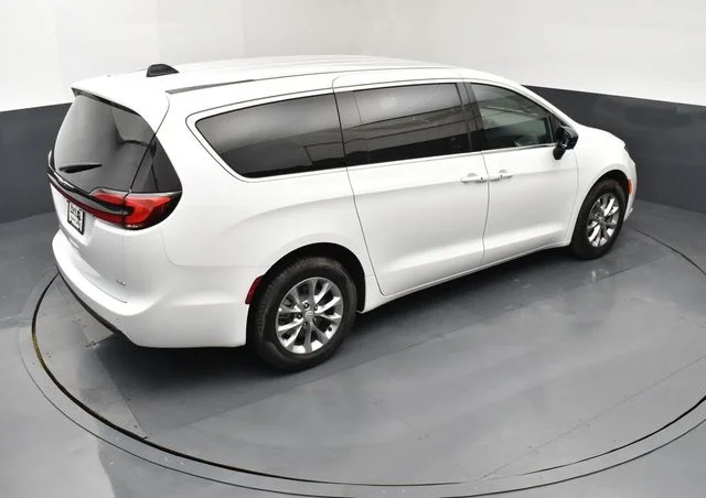 2026 Chrysler Pacifica Select - Photo 18