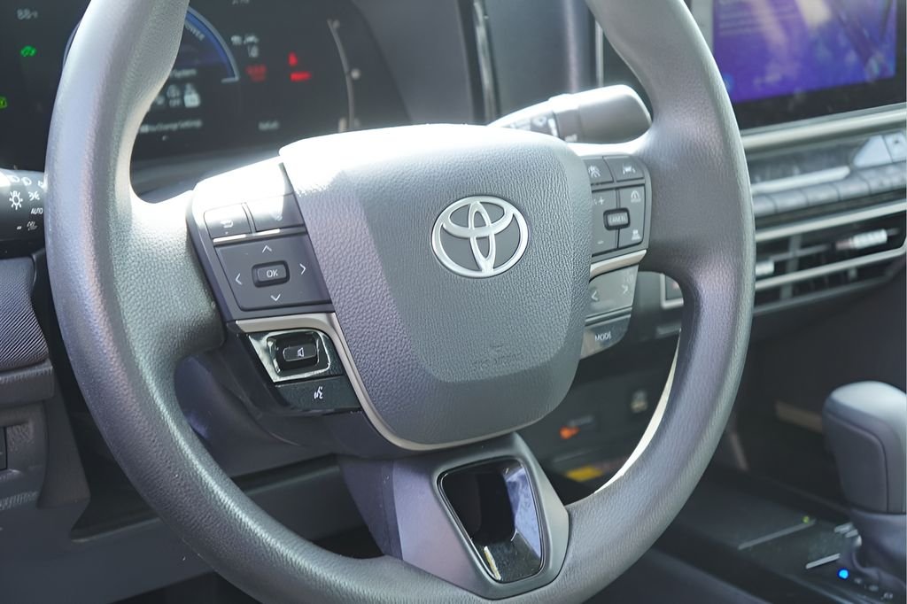 Used 2025 Ice Cap Toyota LE image 15