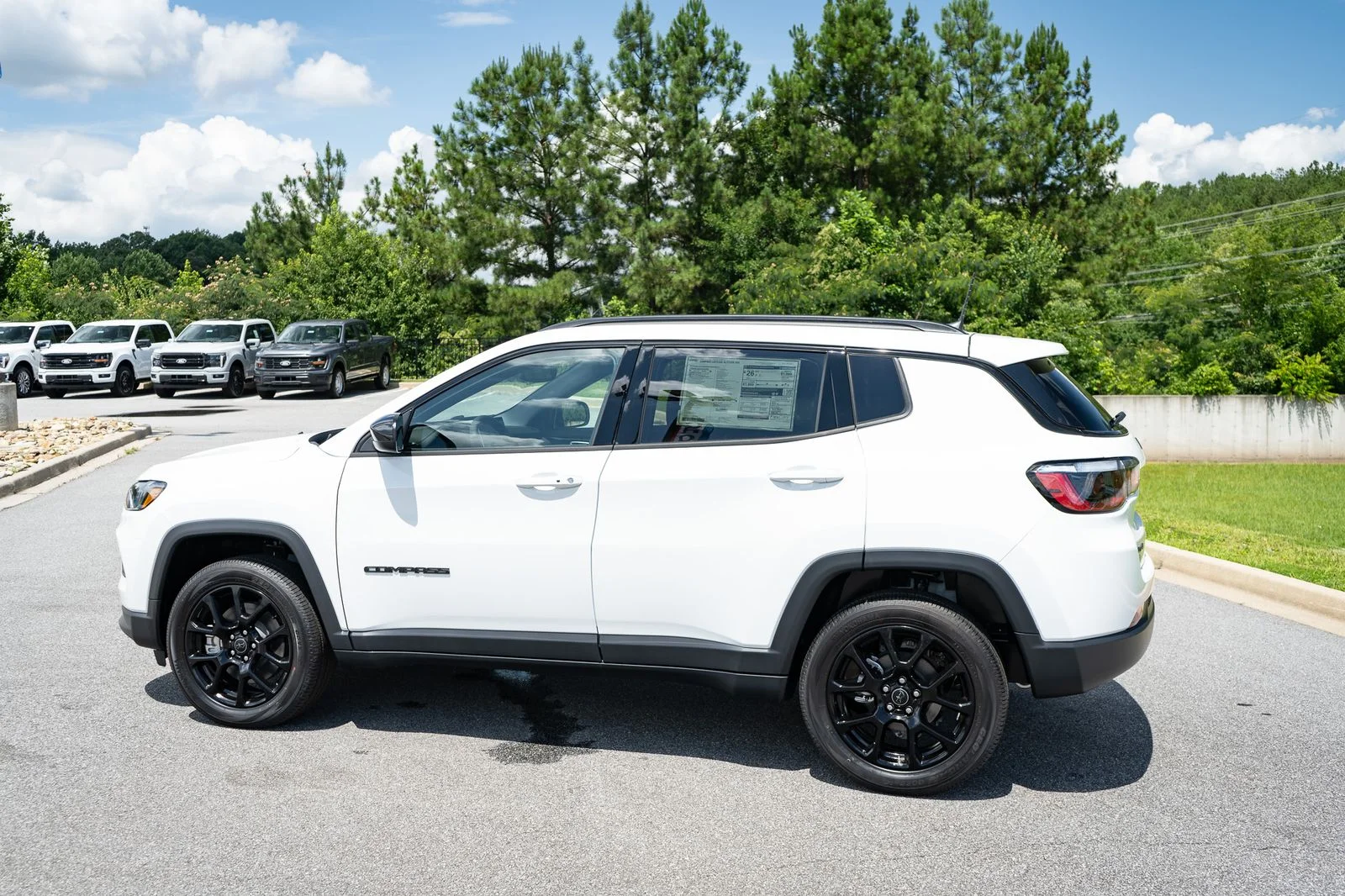New 2026 Bright White Clearcoat Jeep Latitude image 7