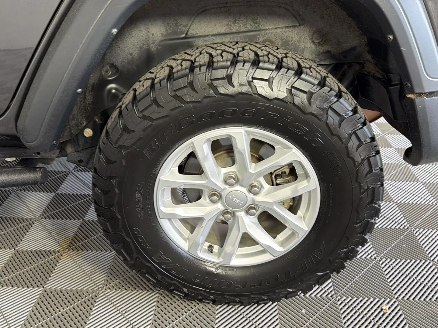 Used 2023 Granite Crystal Metallic Clearcoat Jeep Sport S image 16