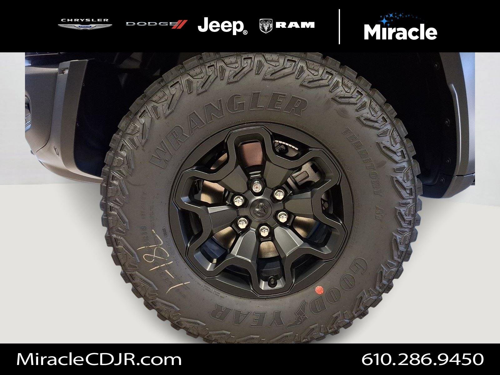 New 2026 Diamond Black Crystal Pearl-Coat Exterior Paint RAM RHO image 3