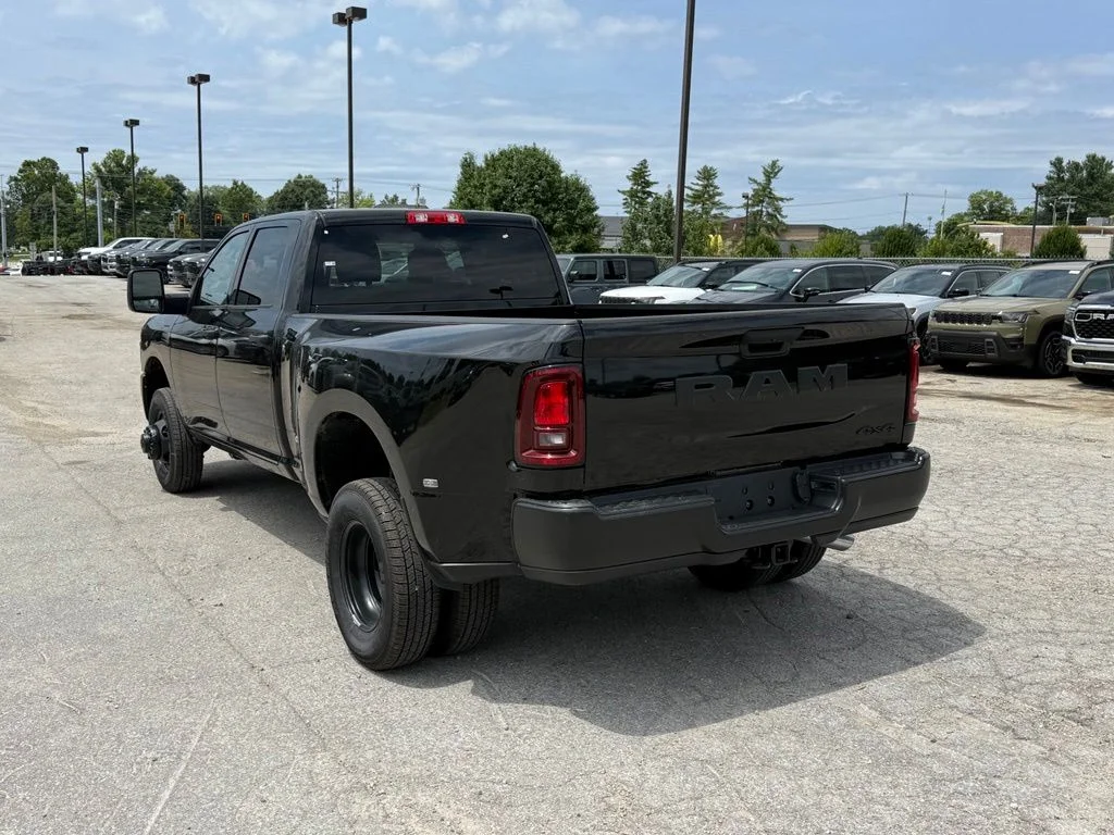 New 2026 Diamond Black Crystal Pearl-Coat Exterior Paint RAM Tradesman image 9