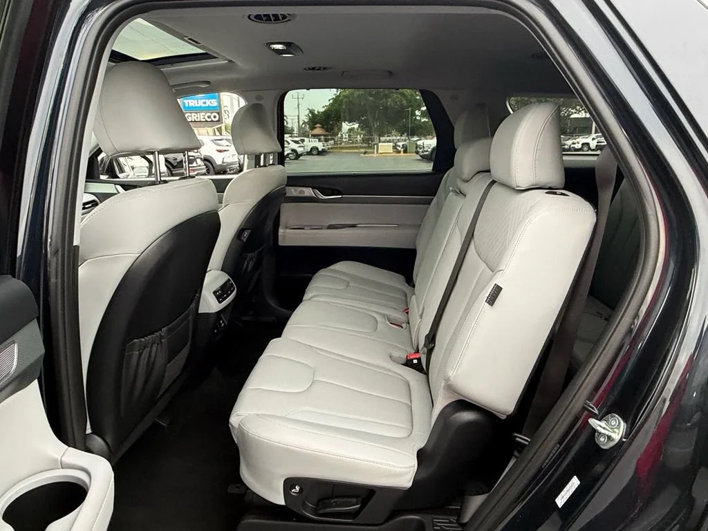 Used 2024 Black Hyundai SEL 8P image 12