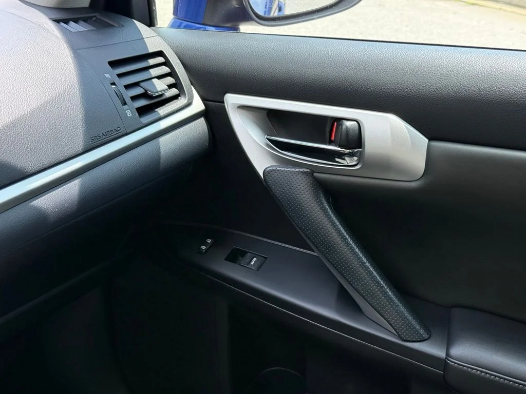 Used 2013 Blue Lexus 200h image 33