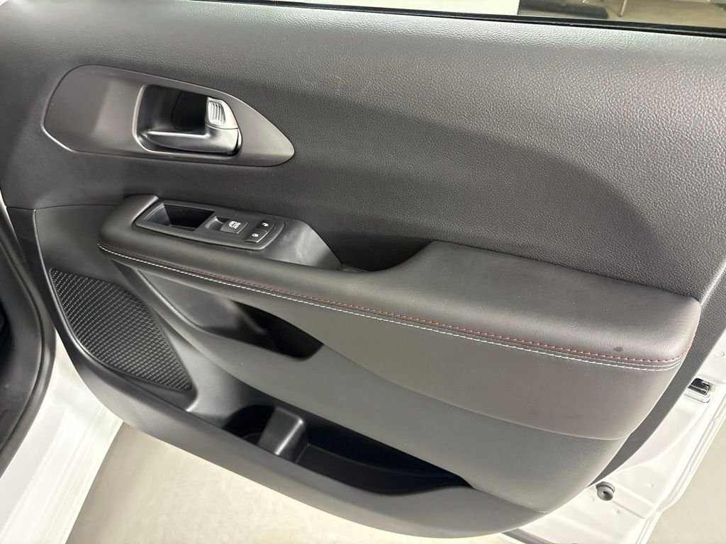 New 2027 Bright White Clear-Coat Exterior Paint Chrysler Select image 18