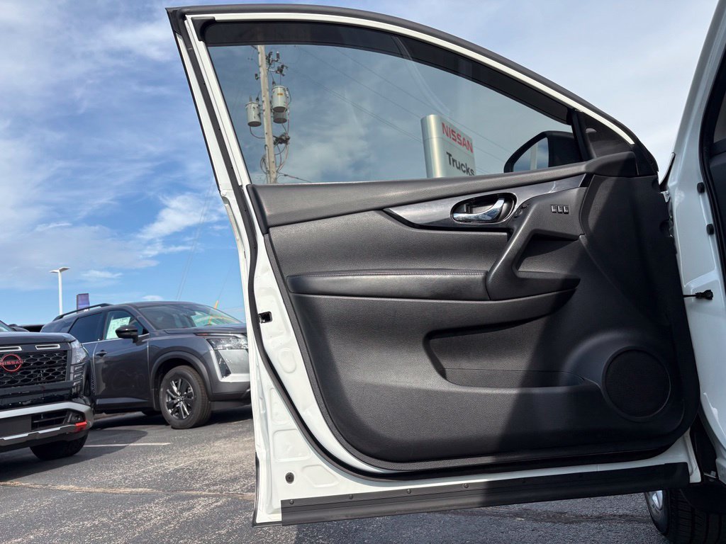Used 2022 White Nissan SV image 19