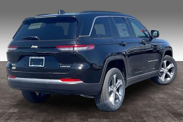 New 2026 Diamond Black Crystal Pearl-Coat Exterior Paint Jeep Limited image 15