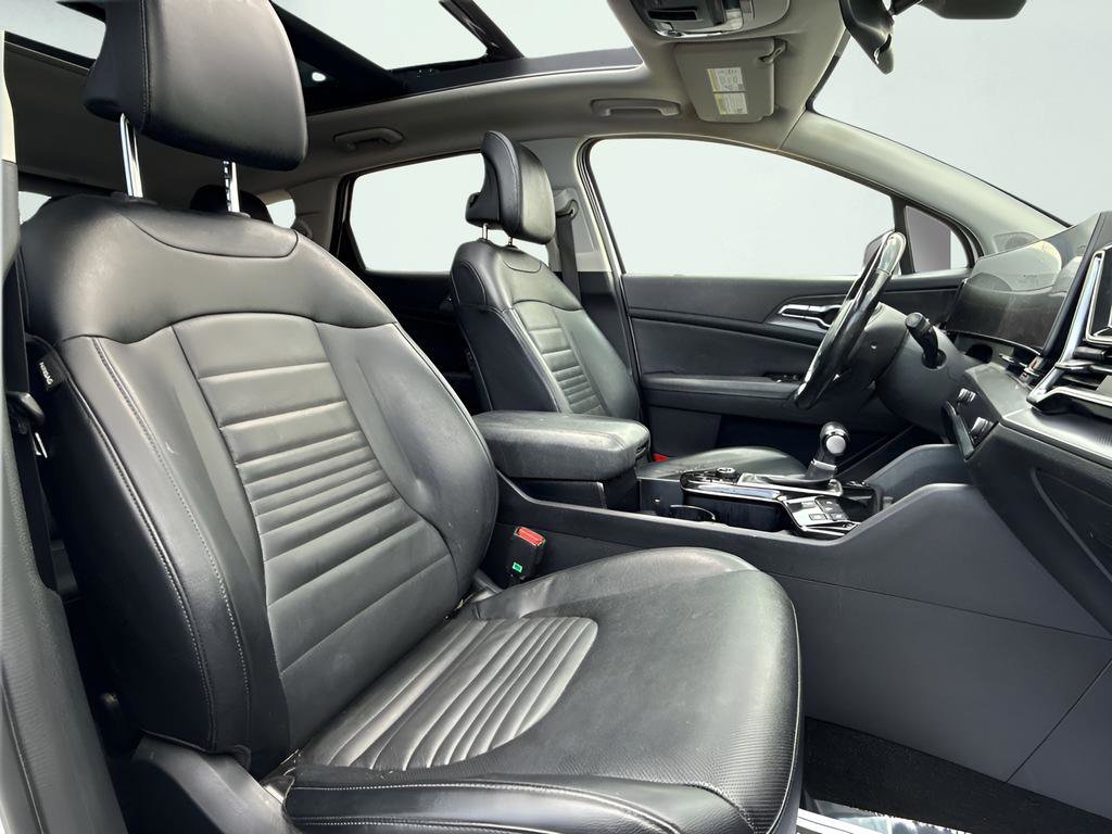 Used 2023 White Kia SX-Prestige image 25