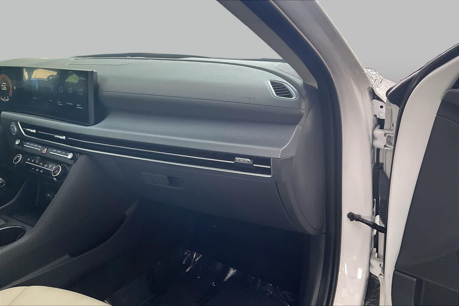 Used 2025 Serenity White Hyundai SE image 19