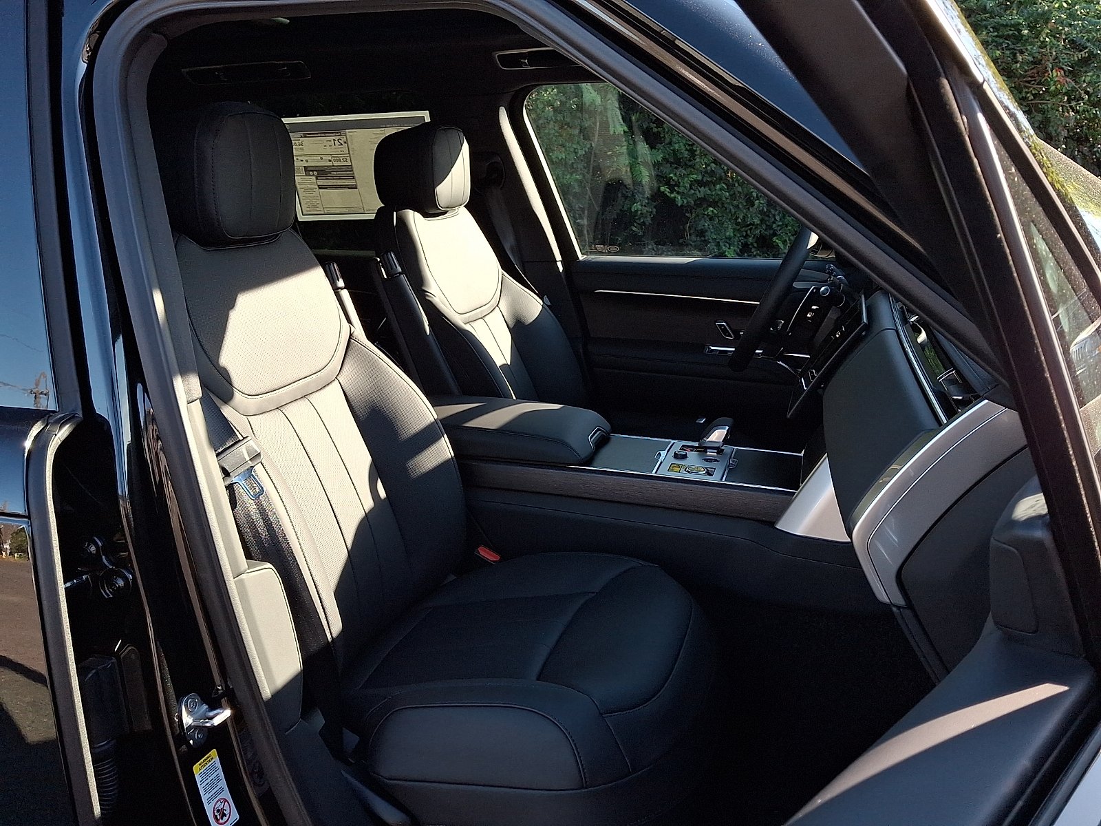New 2027 Santorini Black Land Rover SE image 3