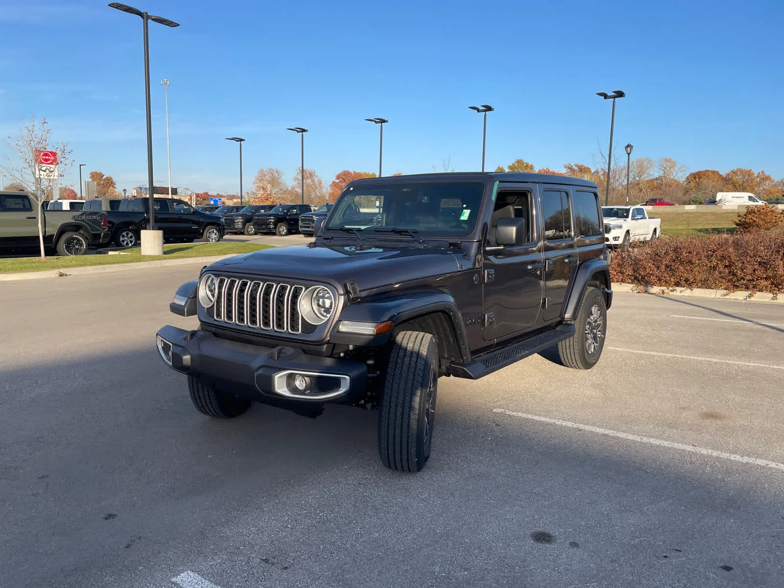 New 2026 Granite Crystal Metallic Clearcoat Jeep Sahara image 4
